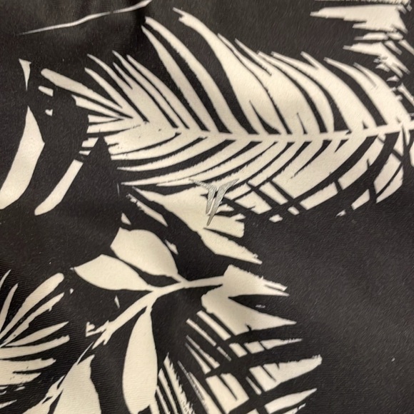 Old Navy Active Powersoft leggings mid-calf size large, black w/white palm print - Picture 4 of 5